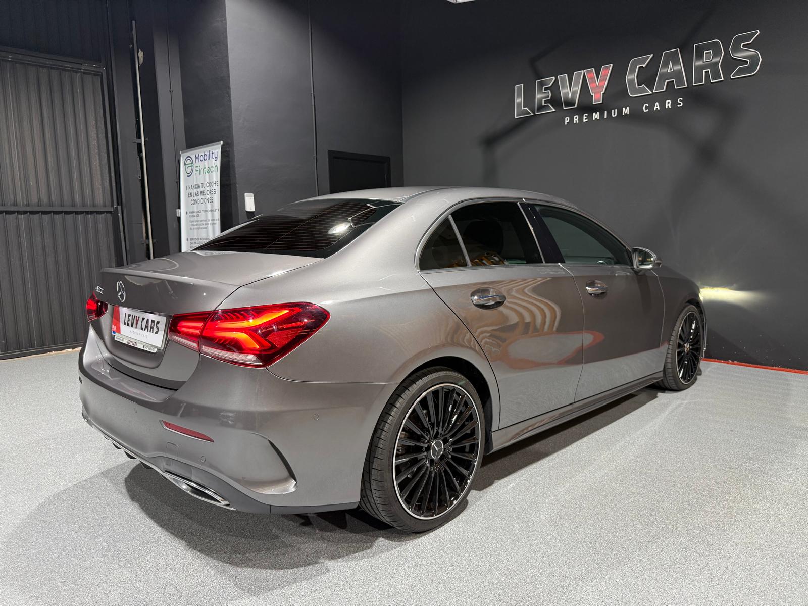 
								MERCEDES-BENZ A 200 d Sedán full									